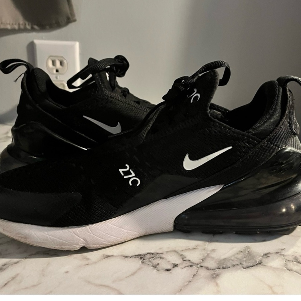 Nike 270 air maxes size 8 women’s